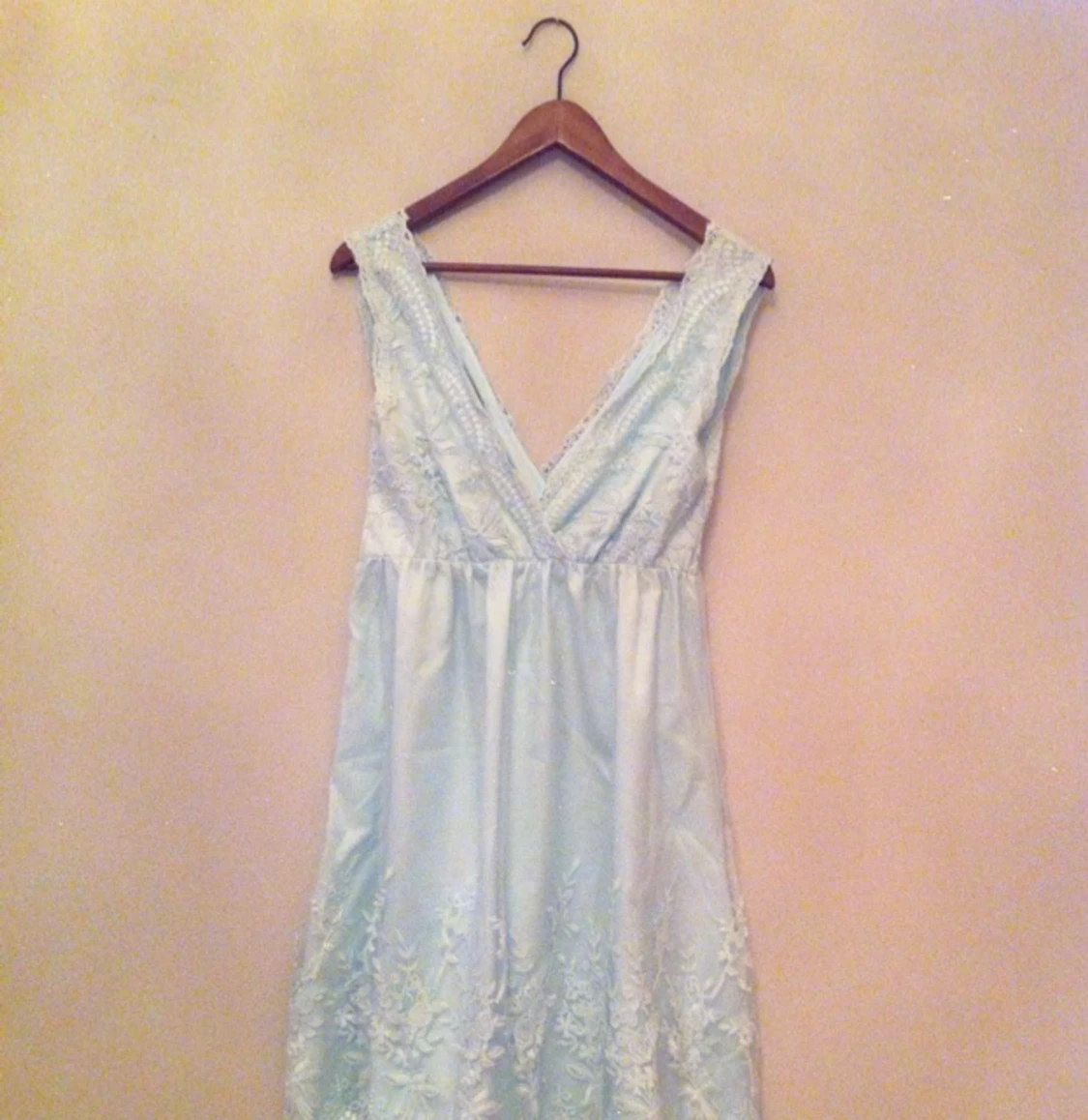 Sockersöt klänning från VILA. Perfekt till student eller som brudtärna. Färg är isblå. - 1389821813