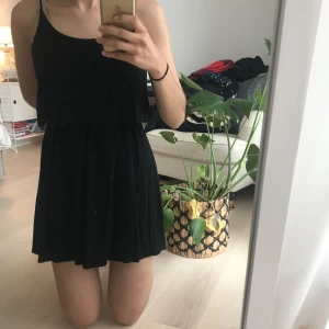  - Superfin svart klänning från Forever 21. Använd ca 1 gång och är nu dessvärre lite för kort för mig som är ca 170 cm lång. Klänningen ser ”tvådelad” ut och på den ”övre” delen är det en liten spetsdetalj. Frakt tillkommer. 