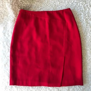  - Jätte classy kjol i storlek M som tyvärr inte kommit till användning. Frakt: 39kr ❤️