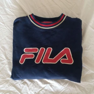  - 🏃🏃🏃 Fila-sweater köpt vintage i Barcelona. Använd men fint skick. Storlek M. Kan mötas upp i Stockholm eller skickas mot frakt! 