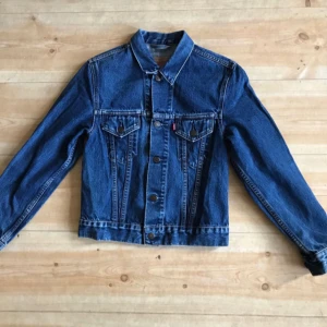  - Levis Jeansjacka 70500 i storlek XS. Trevligt använt skick. Kan hämtas i Uppsala eller skickas mot fraktkostnad 