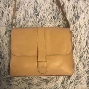  - Väska i äkta läder 