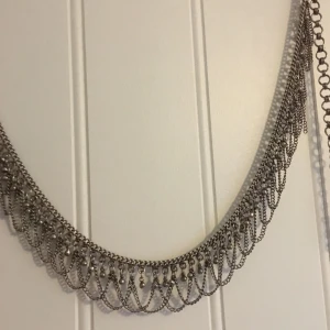  - Metallbälte med klingande kulor.