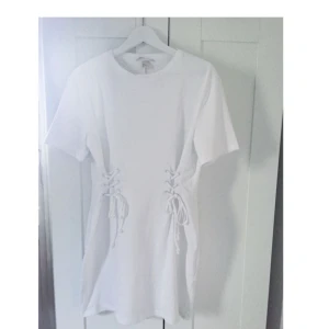  - T-shirtklänning från H&M Trend. Använd ett fåtal gånger.   Skickas mot att köparen betalar frakt. 