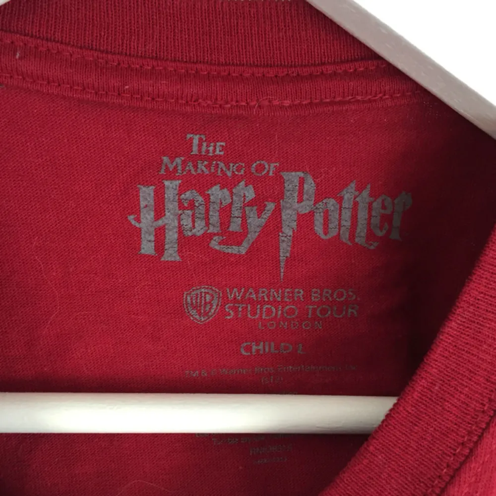 Tröja från The Making of Harry Potter. Barnstorlek L så den passar storlek S-M. Fint begagnat skick. . T-shirts.