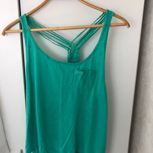  - Grönt hollister linne i storlek M med snygg rygg. Använd men i fint skick. Frakt tillkommer. 