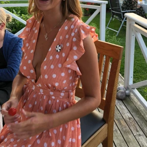  - Superfin sommarklänning med djup urringning och volangärm. Använd en gång! 