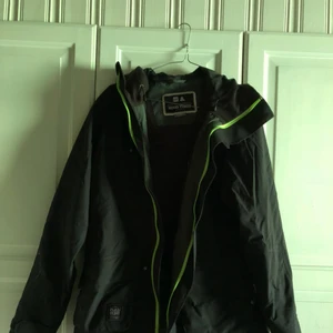  - Superskön jacka från snowboardmärket Planks. Jättebra hållbarhet och kvalitet. Bra till både träning, regn och vind. Säljer endast pga för lite användning. Jag är ofta S/M men denna passar ändå