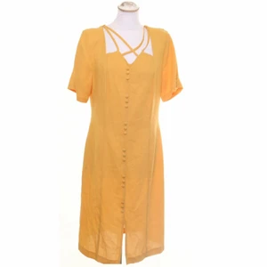  - Väldigt fin sommargul klänning . ☀️ Köpt begagnad men för liten för mig . Går ner till halva vaderna på mig som är 160 cm . Möts i Stockholm eller postar ,frakt till kommer då . 