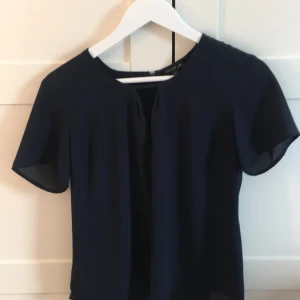  - Marinblå snygg topp köpt på MQ i storlek 36.  