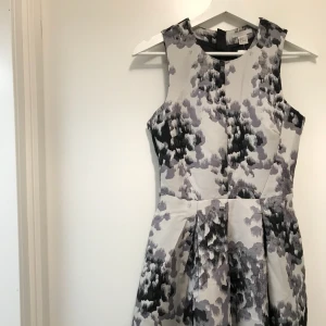  - Fin klänning som aldrig har kommit till användning, prislapp kvar. Väldigt fin i ryggen. Nypris: 499kr