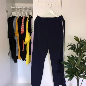  - Mörkblå mjuka byxor köpta på BikBok som har en rakmodell och högmidja. Aldrig använda och säljs pga för liten storlek. Köparen står för frakt. OBS endast Swish betalning🌻