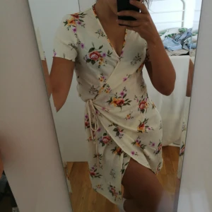  - Omlottklämning från bikbok, provad en gång annars helt ny! 