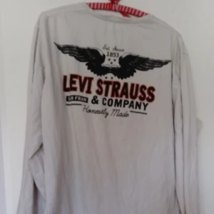  - Levis långärmad topp oversize frakten ingår