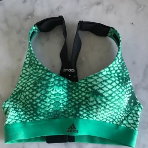  - Väldigt snygg sport-bh från adidas! Endast provad! 