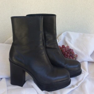  - FRAKT INKLUDERAD! Fantastiskt bekväma och snygga läderboots från ZARA WOMAN 💫  Bootsen har några små skavanker från användning men är overall i fint skick. För bilder av dessa/frågor är det bara att skicka ett 💌 