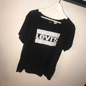 Levi’s t-shirt i fint skick. Använd fåtal gånger! Kan posta men då står köparen för frakten!