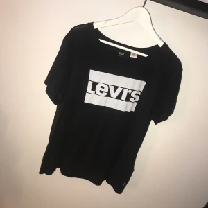  - Levi’s t-shirt i fint skick. Använd fåtal gånger! Kan posta men då står köparen för frakten!