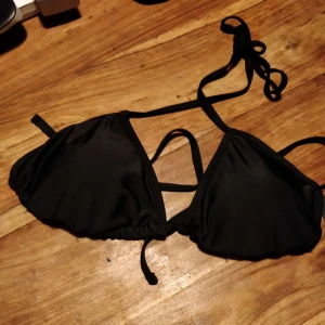  - Bikini från Boohoo. Aldrig använd, lapparna kvar. Den var tyvärr för liten. Köparen betalar frakten. Kan mötas upp i Stockholm, Gävle eller Sundsvall. 