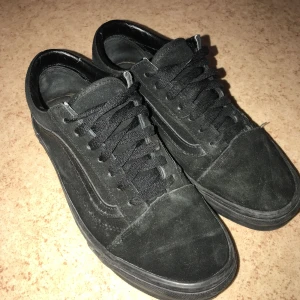 - Helsvart vans sko! Hela och fina, bara lite skitiga men det går lätt att fixa!  Kan posta men då står köparen för frakten!