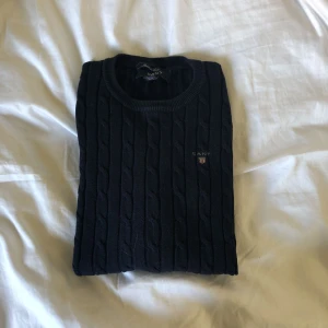  - Kardborrstickad tröja från Gant i stl. XS. 200:-