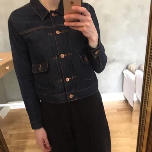  - Världens finaste croppade jeansjacka från Monki. Storlek S men ganska tajt i storleken. Så passar en liten S eller XS. Sparsamt använd och mycket fint skick. Accepterar andra bud. Frakt tillkommer på 70 kr. 