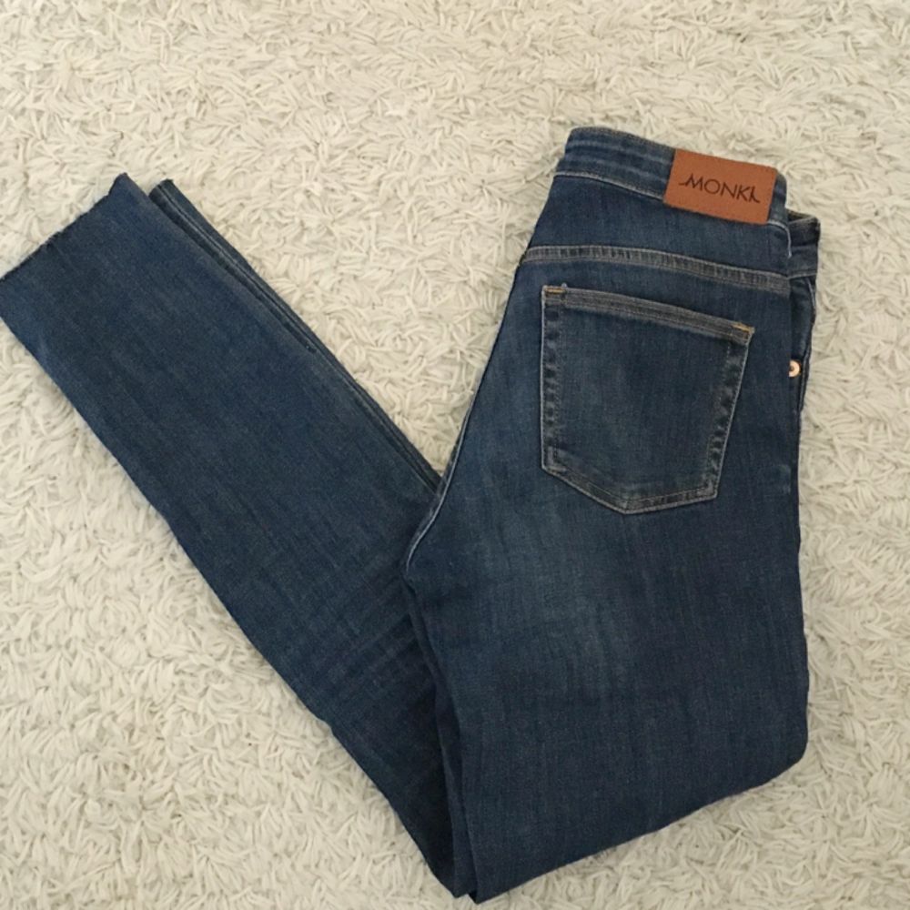 Blåa jeans från Monki, höga i midjan, avklippta längst ner. Jeans & Byxor.