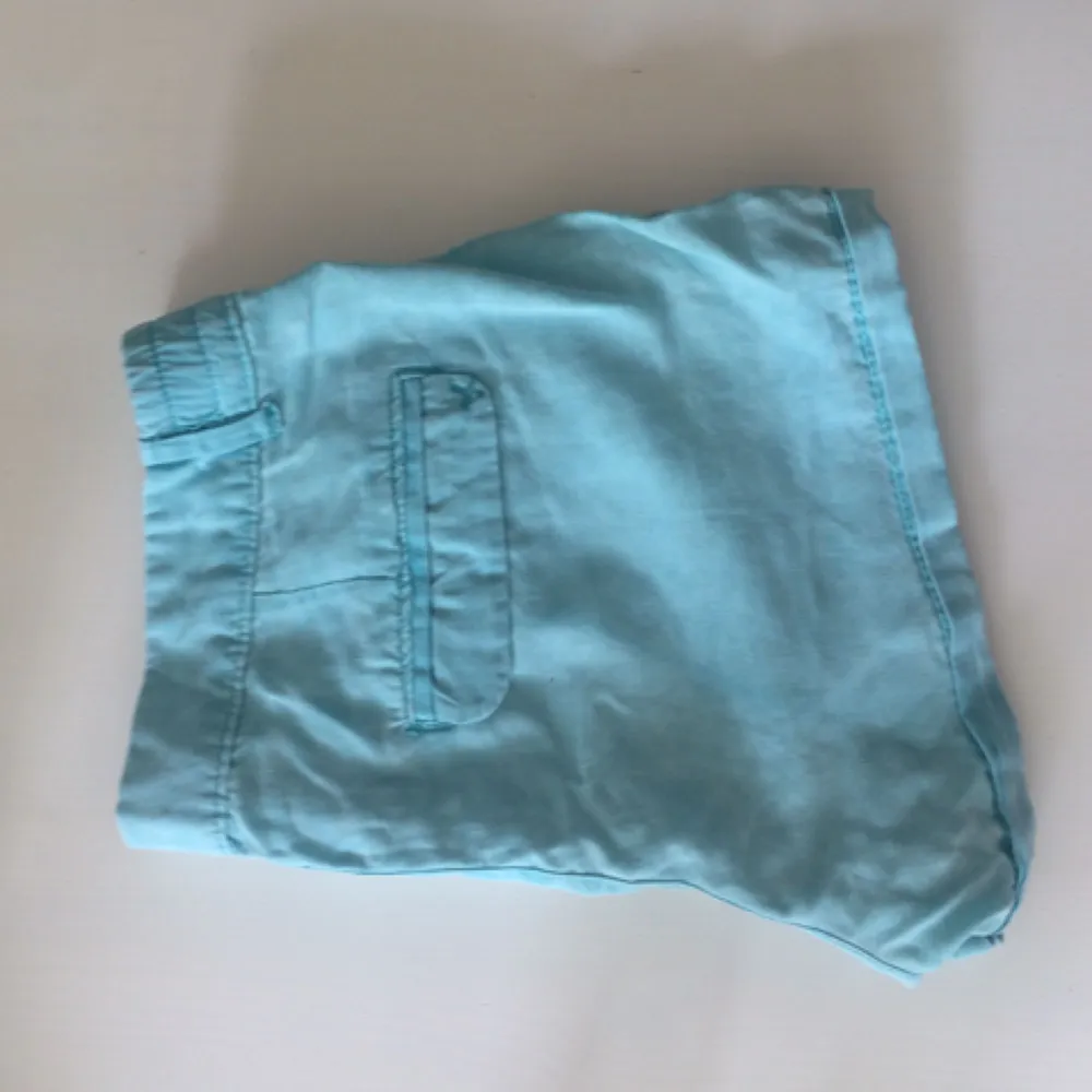 Härligt turkosa shorts från Berskha storlek 38. Köparen står för frakten . Shorts.