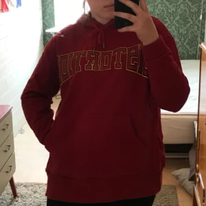  - En röd hoodie från Carlings! Storlek S men passar en M-L. Använd fåtal gånger, säljer pga att jag inte använder den längre. Kan mötas i Gävle eller fraktas då köparen står för fraktkostnaden 😉
