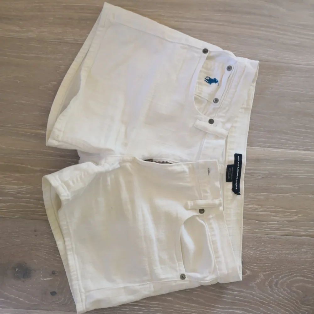 Ralph Lauren shorts strl 28 (de passar mig inte längre) sparsamt använda - helt vita. Nypris ca 1000kr. Shorts.