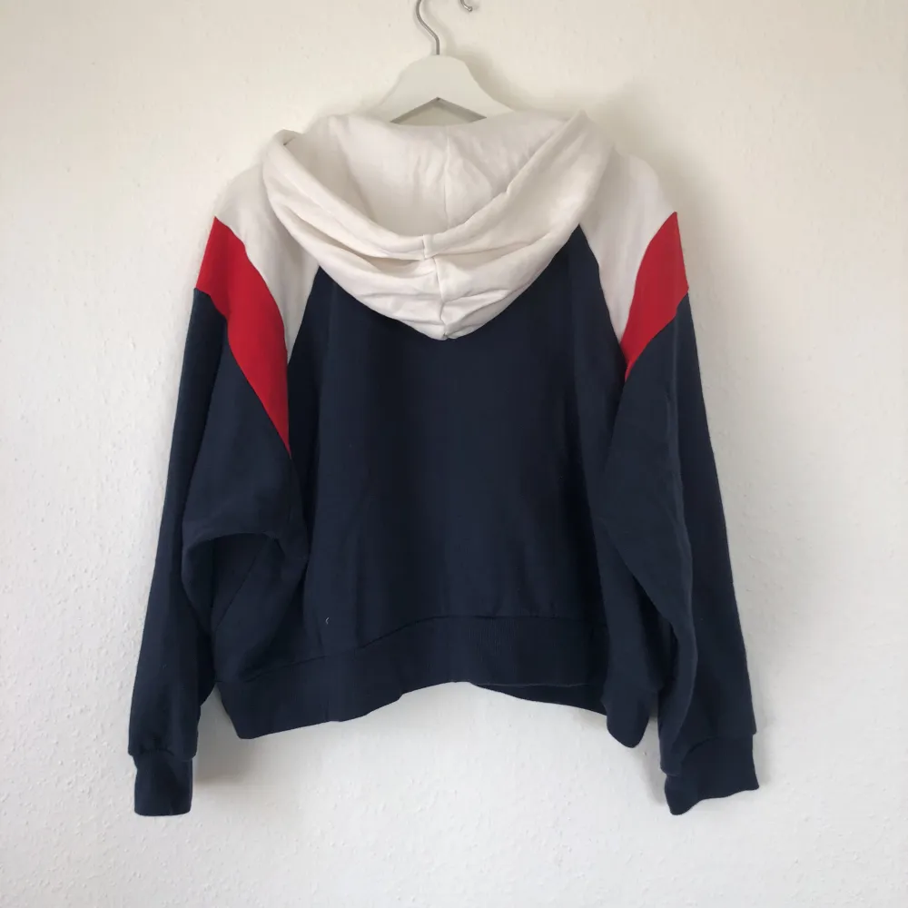 Hoodie från Monki. Storlek L men jag har S och den sitter jättebra på mig, lite oversize. Köparen står för frakt. . Hoodies.