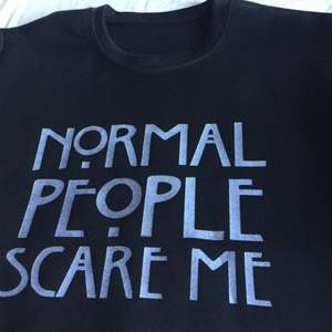 Sweatshirt med American Horror Story tryck