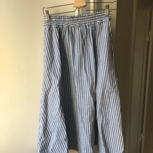  - En knälång kjol med fickor. Införskaffad i en butik i Japan. Något independent märke därifrån. Är one size, men en ganska stor sådan och med elastisk midja. Fin till sommaren. Köparen står för frakt eller upphämtning i Malmö