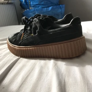  - Puma skor i svart mocka, fint skick. Dock är de lite avslaget framtill (syns på bilderna) 