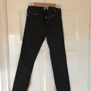  - Jeans från Acne i modell Kex.