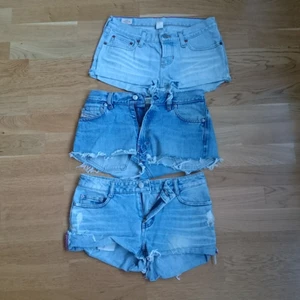  - Tre par jeansshorts med kort midja. Mittersta paret i märket Diesel, de två andra okända märken. Alla i ca storlek 27 / S. Säljes för 50 kr st, kan hämtas i Skanstull eller skickas mot att köparen betalar frakt. Swish/konto/kontant går bra. 