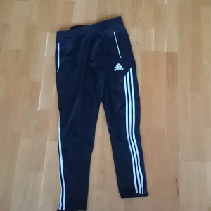  - Säljer ett par snygga adidasbyxor i storlek M. Köpta här på Plick men tyvärr lite för stora för mig. Kan hämtas i Skanstull på Södermalm. Kan även skickas mot att köparen står för frakt. Swish/konto/kontant går bra.