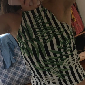  - Topp från Zara i XS. Passar en S också om man är lite mindre runt ryggen.   Kan mötas i Göteborg men också frakta om du står för det! 🌱