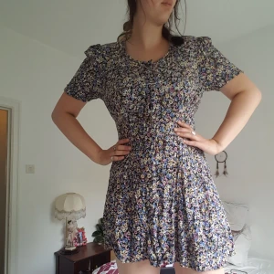  - Fin klänning till midsommar! Kort sommarklänning med blommigt mönster! Knappning hela vägen! Storlek 36!   Perfekt begagnat skick!