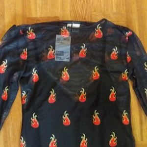  - Oanvänd klänning med schysst tryck. Lappen sitter kvar. Frakt: 36kr.