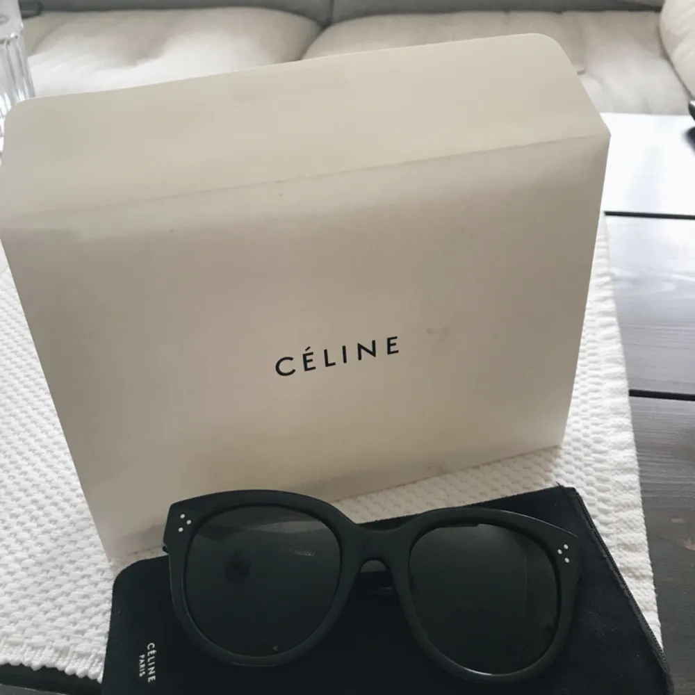 Säljer mina svarta Céline audrey solglasögon då de nästan aldrig kommit till användning. Nypris 3599 från Nelly . Accessoarer.