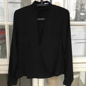  - Skit snygg svart topp från nakd i strl S, använt ca 5 gånger och i väldigt fint skick 