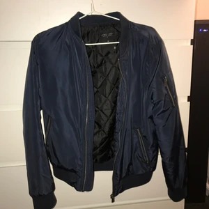  - Marinblå bomberjacka i tjockare material