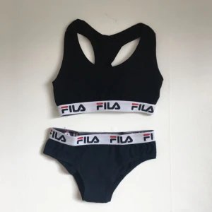  - BH och trosor från FILA. Helt nya och jag har endast tagit upp dem ur förpackningen. BH i svart och trosor i mörk navy. Det är alltså en färgskillnad men den är inte stor. Köparen står för frakt.