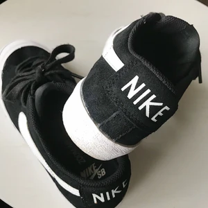  - ❗️Nike SB Zoom All Court CK❗️ Skiiiiitsnygga skor perfekta nu till våren och sommaren. 👟☀️Säljer då jag har way too many svarta sneakers. Slutsålda ungefär överallt å de som finns kvar att köpa är bara stora storlekar. Nypris 849 kr. Frakt tillkommer. 