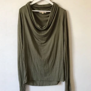  - Skönt luftigt tyg & krage som hänger vackert över hals/axlar. Svårt att fånga dess fall på bild, men mycket stilig på!  95% rayon S, 36 -  M, 38. Funkar nog mindre/större, då tyget är töjbart.  Stockholm eller skicka mot fraktkostnad! ✨🌸✨