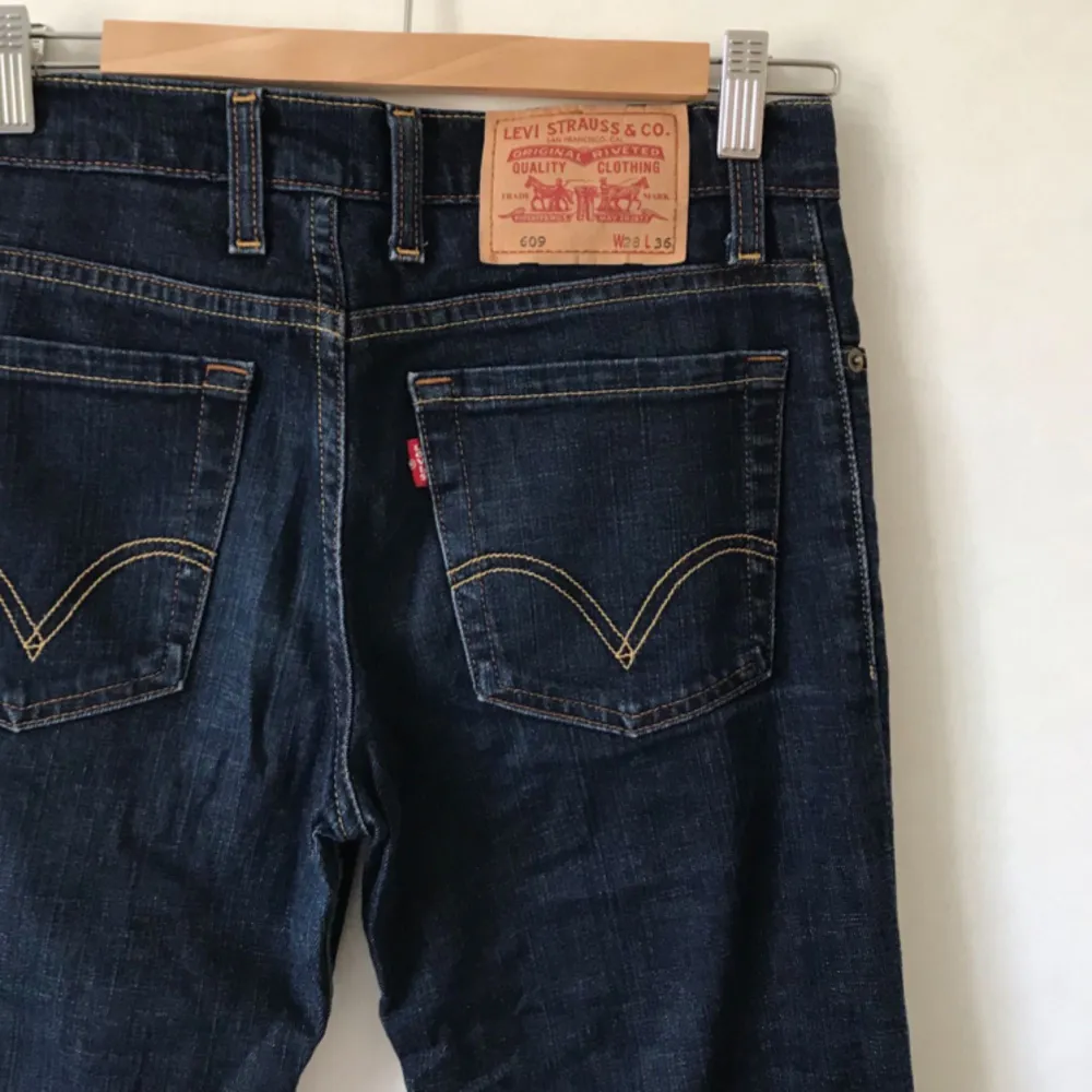 Levis 609 utsvängda jeans, W28, L36. Gott skick utöver slitningar nere vid byxslut, se bild. Mjukt, lätt stretchiga jeans. Så snygga!  Kan mötas i Stockholm eller skicka mot fraktkostnad! ✨🌸✨. Jeans & Byxor.