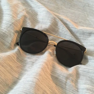  - Solbrillor från hm. Köpta april 2018 använda 0 gånger