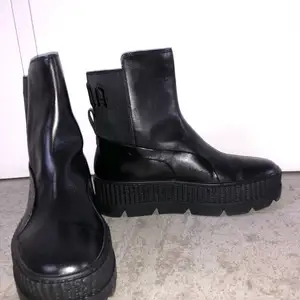 Det här är ett par oanvända, sprillans nya Fenty x Puma Chelsea Sneaker Boots. Original pris 2099. 