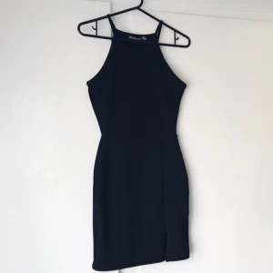  - Jättefin svart figursydd klänning med en liten slits. Från PrettyLittleThing men köpt på Asos. Helt ny, aldrig använd. Lappen är kvar. Säljer för att jag tycker den sitter för tajt på mig. I storlek 36. Frakt tillkommer med 20 kr. Betalning med swish